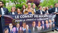 France: une centaine d'avocats manifestent à Paris en soutien à leurs confrères tunisiens