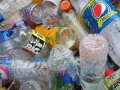 Afrique : Utiliser des bouteilles en plastiques pour fabriquer des pirogues, ce jeune Camerounais le fait