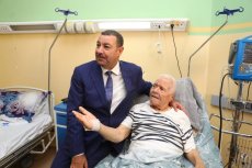 Le wali d’Oran rend visite à l’acteur Hamza Feghouli (Mama Messaouda) hospitalisé à Oran