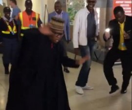 Afrique du Sud : Un ministre danse à l'aéroport sous les applaudissements des passagers