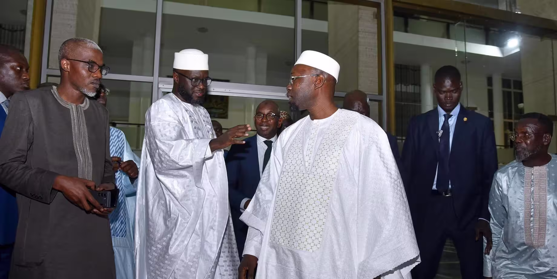 Véhicules de luxe à l’Assemblée nationale : Lumières sur le malaise au sommet du pouvoir