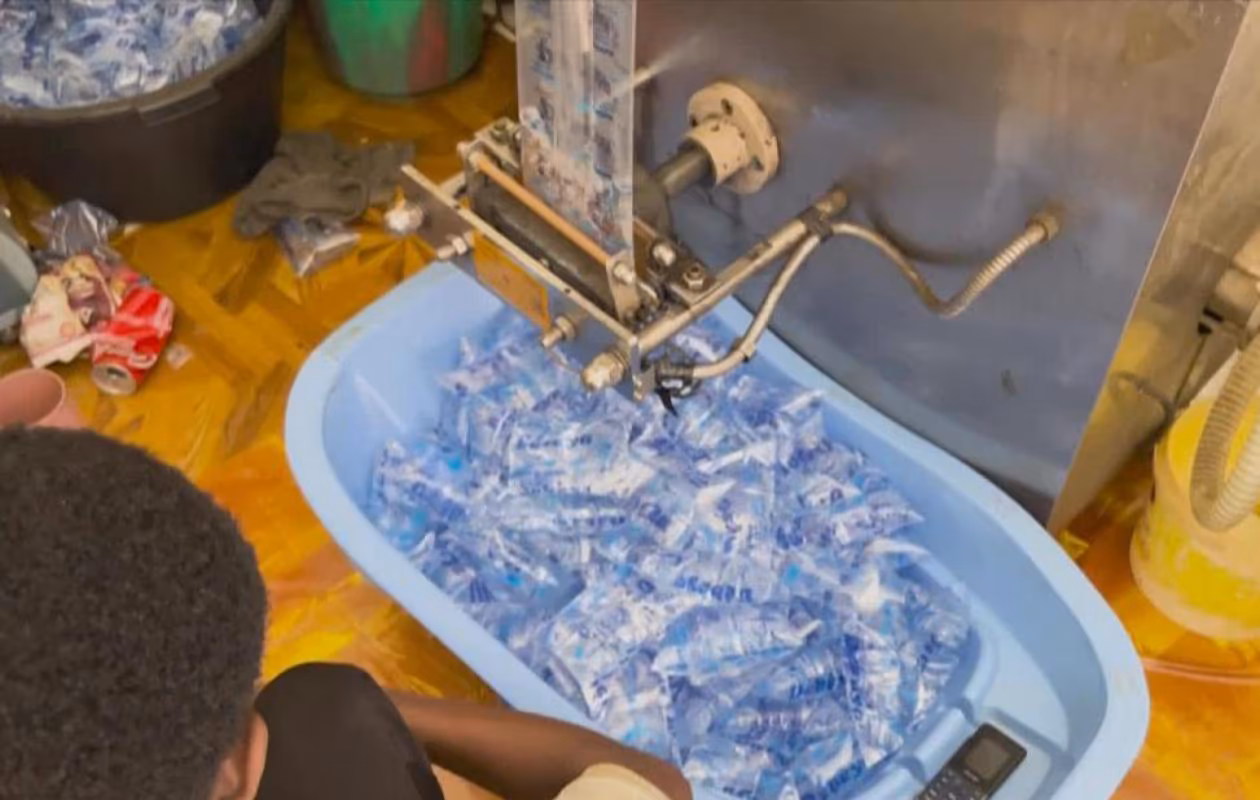 Alerte rouge : Le ministère de la Santé met en garde contre des sachets d’eau