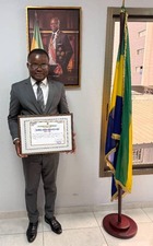 Les Awards de la Ve République : Emmanuel Obakamba Ombana reçoit le Trophée du Leadership Associatif et Citoyen.
