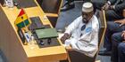En Guinée, le retour de vacances de Mamadi Doumbouya ne suffit pas à faire taire les doutes sur sa capacité à tenir&nbsp;(…)