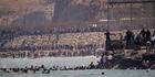 Un afflux massif de migrants à Ceuta ravive les tensions entre l’Espagne et le Maroc