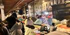 Sous le métro aérien à Paris, près de la station Stalingrad, le refuge des Soudanais fuyant la guerre