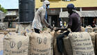 Cacao en Côte d’Ivoire: l’État dit avoir terminé l’achat des stocks, le secteur dénonce l’opacité de l’opération
