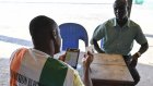 «Mon vote compte»: les électeurs ivoiriens commencent à retirer leurs cartes en vue de la présidentielle