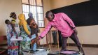 La démocratie recule en Afrique, mais pas la participation politique, selon l'Afrobaromètre 2025