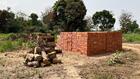 Centrafrique: la fabrication de briques cuites, une activité vitale aux lourdes conséquences environnementales