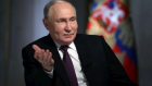 Russie: Sitôt réélu, Poutine lance des piques à Macron