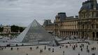 Cambriolage au Louvre: deux suspects interpellés et placés en garde à vue