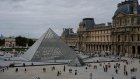 Des bijoux d'une valeur inestimable dérobés au musée du Louvre en France, les voleurs en fuite