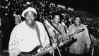 Dizzy Mandjeku, maître de la guitare soukous et de la musique congolaise, remonte sur scène à Kinshasa