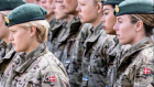 Service militaire obligatoire pour les femmes: un moyen de féminiser et de renforcer les effectifs?