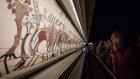 Avant Londres, la tapisserie de Bayeux extraite de son musée pour la première fois depuis 1983