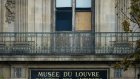 Vol au Louvre: la direction du musée défend la qualité des vitrines fracturées