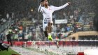 Athlétisme: la pluie douche les espoirs de chronos à Lausanne, Hodgkinson et Seville solides