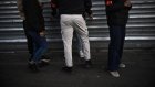 Plus de contrôles d'identité et des discriminations persistantes, pointe le Défenseur des droits