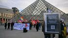 Devant le Louvre, des touristes déçus mais compréhensifs