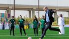A Ryad, le prince William rencontre des jeunes footballeuses saoudiennes