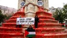 Des ONG colorent une fontaine en rouge à Paris pour dire 