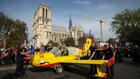 En plein Paris, des pompiers traînent un faux Canadair et leur détresse