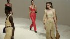 Fashion Week: femmes libres et sensuelles chez Hermès, conquérantes chez Elie Saab