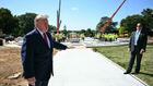Granite, pelouse, drapeaux: Trump convie la presse à admirer ses chantiers