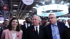 Bayrou exhorte les grands groupes de la tech à aider les petits