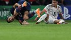 Ligue des champions: le PSG tombe face au Bayern, toujours invaincu, et perd Dembélé et Hakimi