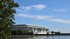 Trump menace de ne pas rouvrir le Kennedy Center si son nom n'y est pas apposé