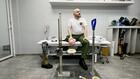 Russie: dans un atelier de prothèses, des vétérans amputés se disent sans regrets