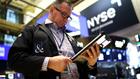 Wall Street clôture dans le rouge, subit les hausses défavorables du pétrole et des taux