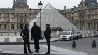 Vol des bijoux du Louvre: la traque est lancée, la sécurité des musées en débat
