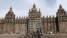 Des milliers de Maliens recrépissent l'iconique mosquée de Djenné