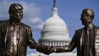 Une statue satirique de Trump et Epstein main dans la main réinstallée près du Capitole