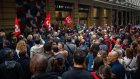 Environ 150 grévistes rassemblés devant le BHV pour dénoncer l'arrivée de Shein