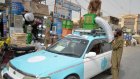 Panne de clim en voiture? Des taxis afghans installent des climatiseurs sur leurs toits