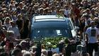 Au Pays de Galles, des milliers de fans accompagnent le cercueil de la chanteuse Bonnie Tyler