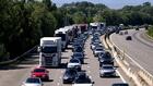 Routes des vacances: pic de plus de 1.000 km de bouchons à mi-journée