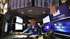 Wall Street clôture dans le rouge, surveille la hausse du pétrole
