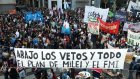 Argentine: manifestations contre les vetos de Milei, défié par le Parlement