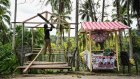 Philippines: des habitants nettoient les débris des deux séismes