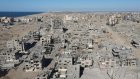 De retour dans une ville fantôme, des Gazaouis montent des tentes sur les ruines