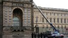 Vol au Louvre: le fabricant du monte-charge prône la qualité de son matériel... et l'humour