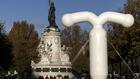 A Paris, un stérilet géant pour interpeller sur le sort des contraceptifs américains