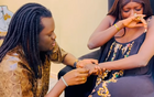 Mariage le 7 décembre : Omaro dévoile son premier cadeau à sa future femme, Sokhna Bator fond en larmes (vidéo)