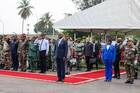 Brice Clotaire Oligui Nguema à la cérémonie de levée des couleurs au Premier Régiment Parachutiste Gabonais (RPG)