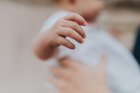 Drame à Athènes : une mère algérienne accusée d’avoir asphyxié sa fille de 3 ans